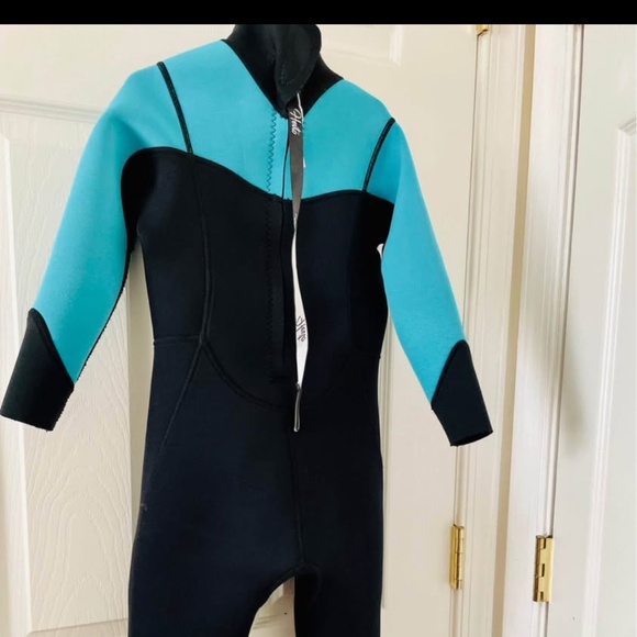 Youth wetsuit Size 8 - Picture 2 of 2